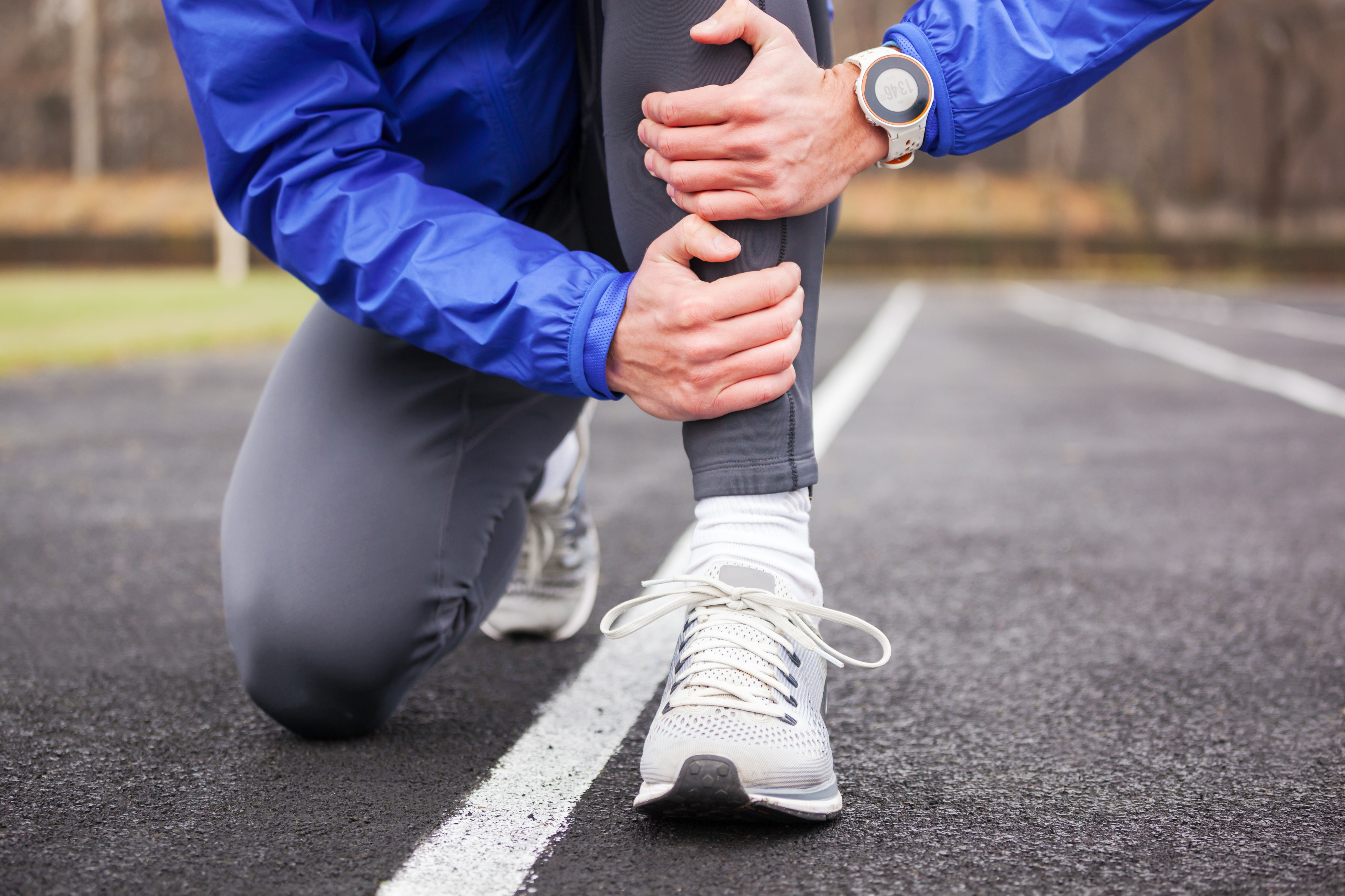 runner-holding-injured-leg